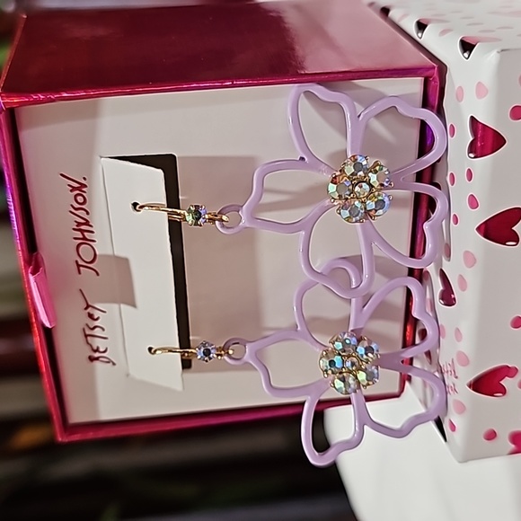 NWT BETSEY JOHNSON FLOWER EARRINGS 💜 - Picture 9 of 11